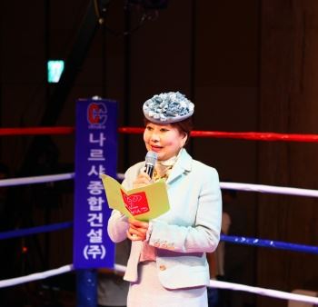 ▲공식 행사의 개막을 알리는 개회사를 하고 있는 이토 메구미 회장