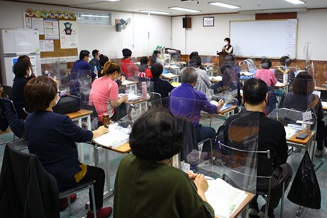▲(주)열린복지교육원에서 교육을 받고 있는 예비요양보호사들